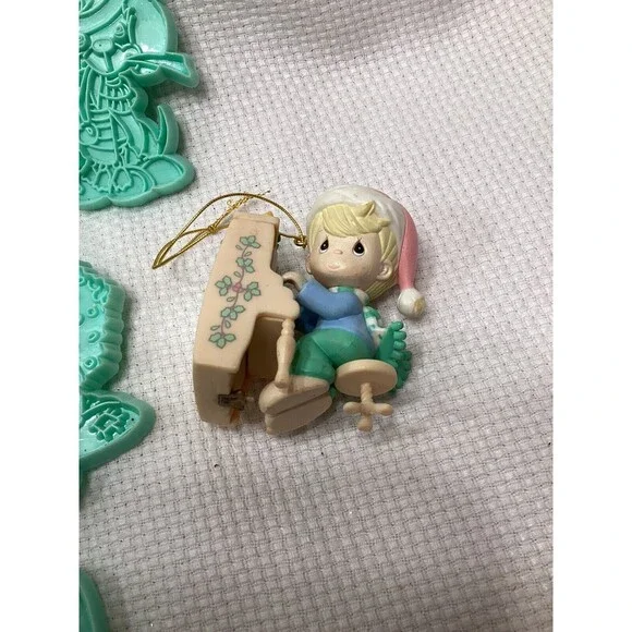 Wilton Cookie Cutters Precious Moments Plastic 1993~Lot Of 6 ~ Plus 2 Ornaments - Picture 5 of 9